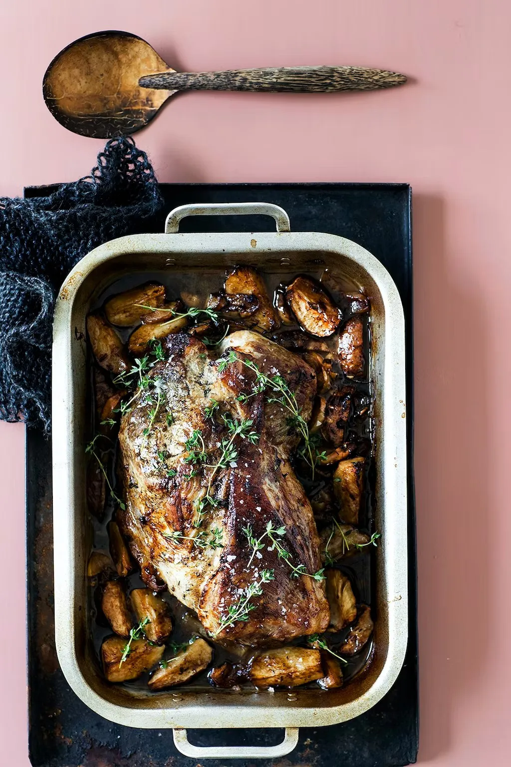 Braiseret nakkefilet med æble, rødder og porter