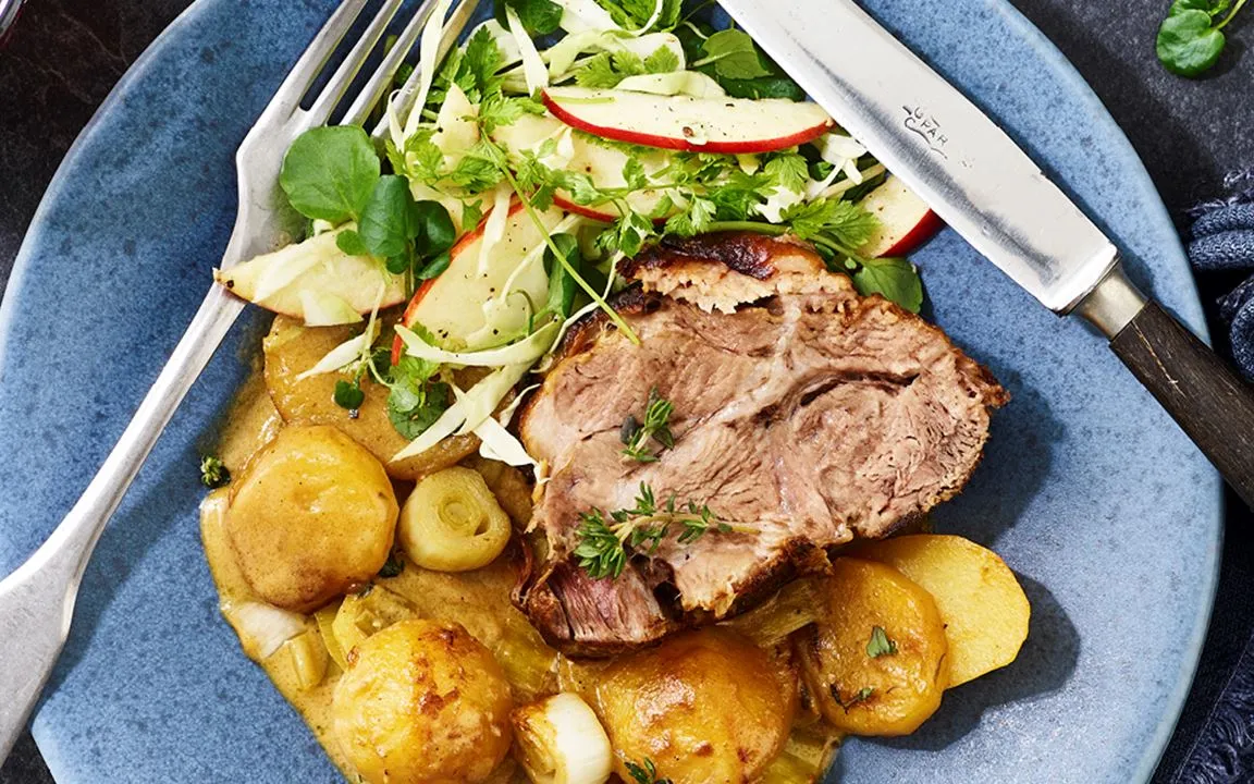 Sennepsbraiseret nakkefilet med cremede kartofler og kålsalat med æble