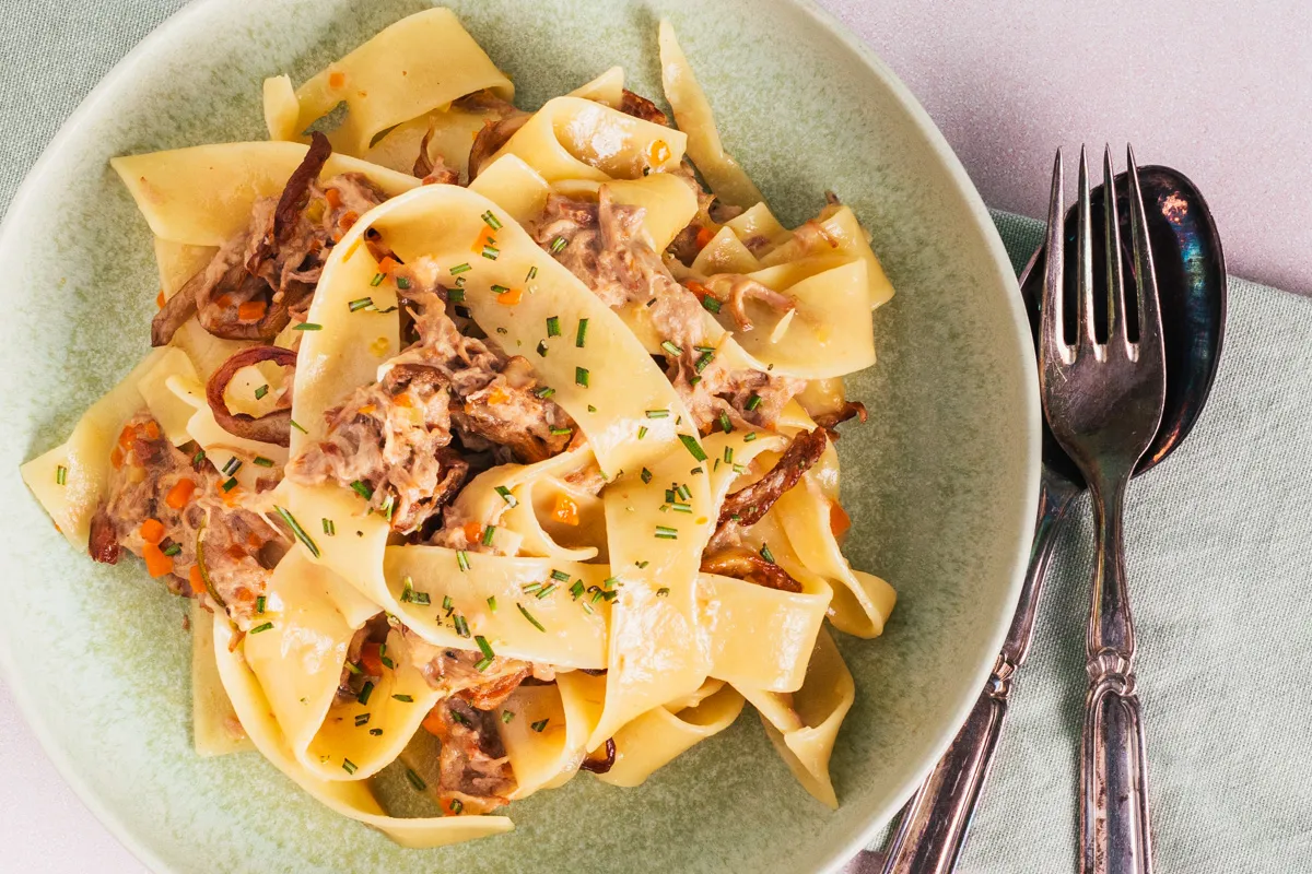 Pasta i langtidsbraiseret gris med æble og rosmarin