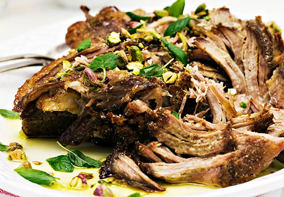 Langtidsstegt nakkefilet med pistacie og mynte