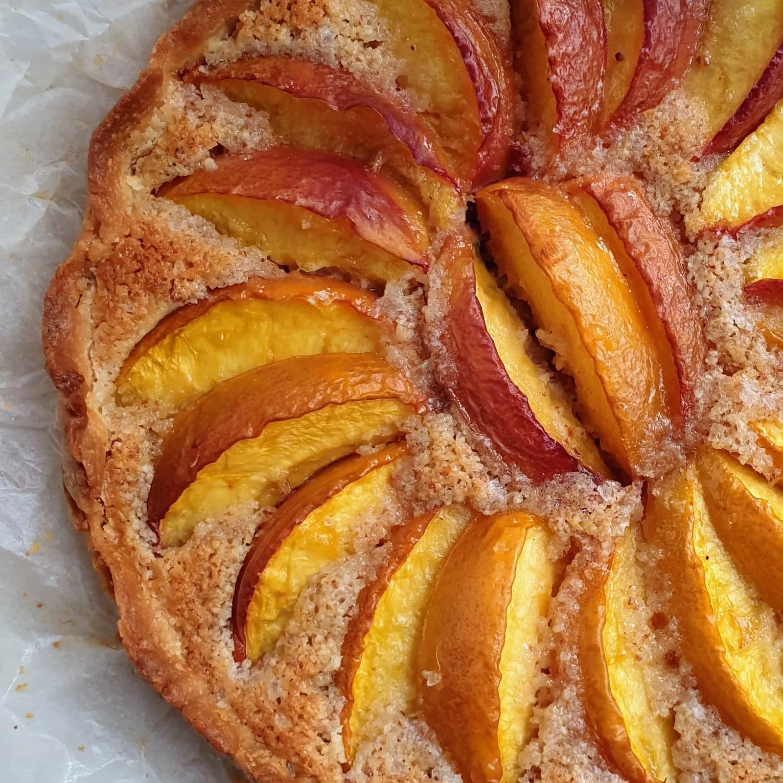 Nektaringalette med mandelfrangipane