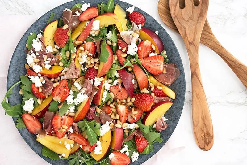 Nektarinsalat med jordbær og feta