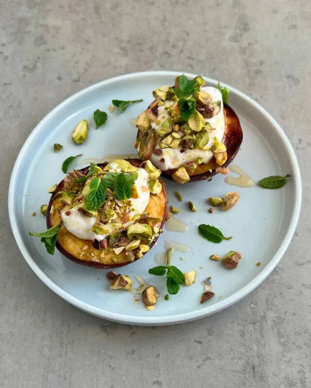Bagte nektariner med ricotta og honning