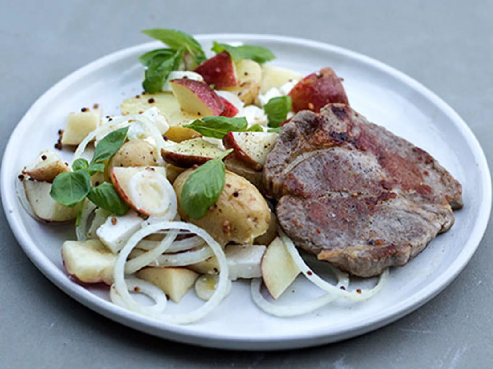 Nakkekotelet med kartoffelsalat, nektarin, feta og sennepsvinaigrette