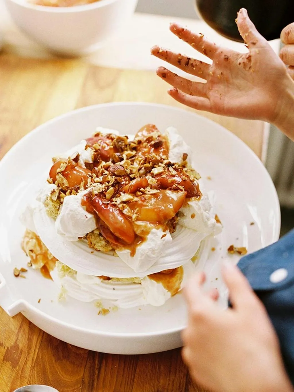 Marengskage med nektariner og karamel