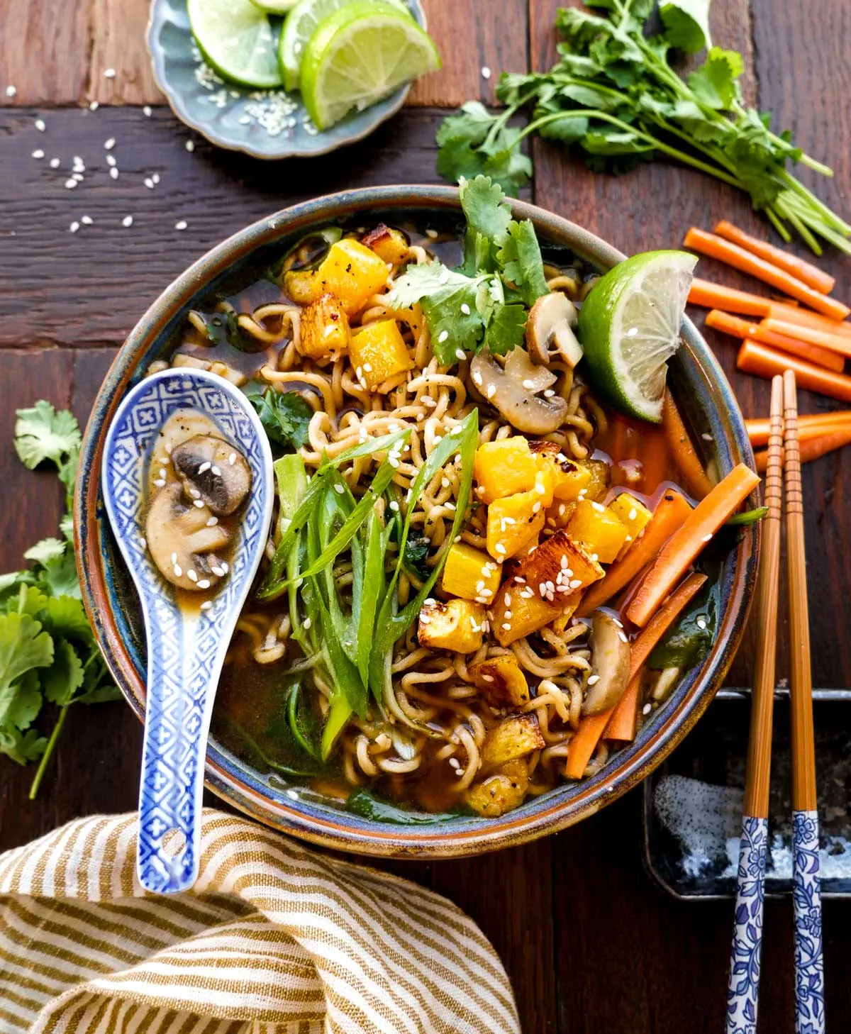 Asiatisk suppe med nudler