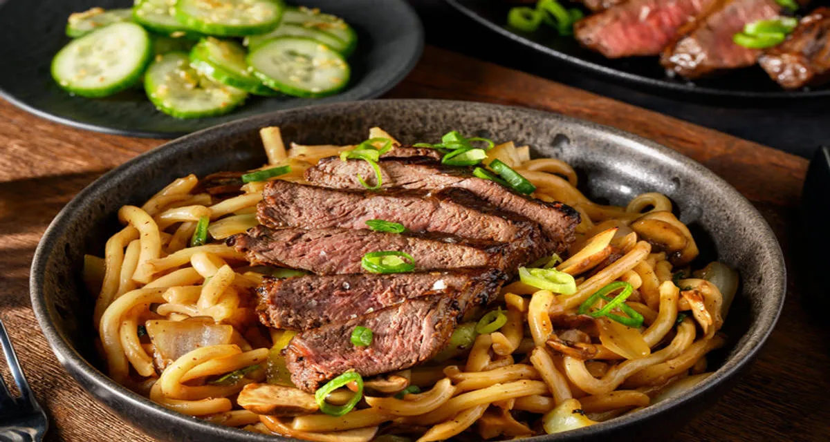 Stegte yaki udon-nudler med rumpsteak, pak choi og svampe