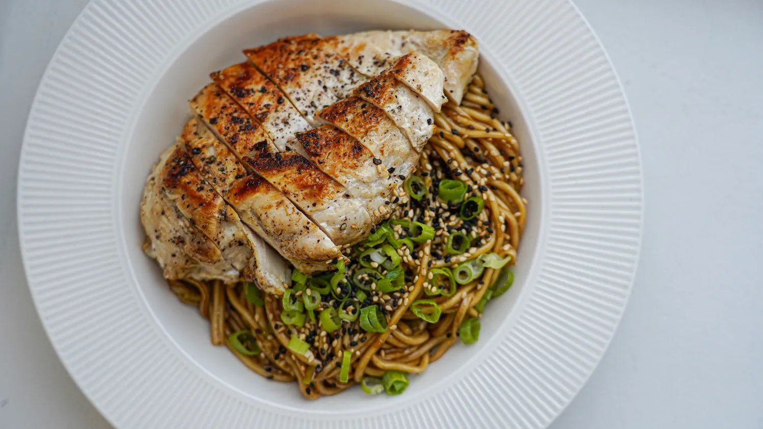 Hoisin-nudler med kylling, hvidløg og sesam