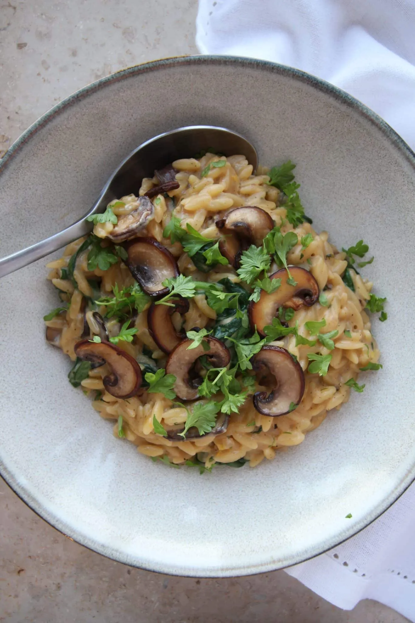 Orzo med svampe og spinat