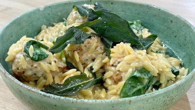 Kyllingeboller i orzo
