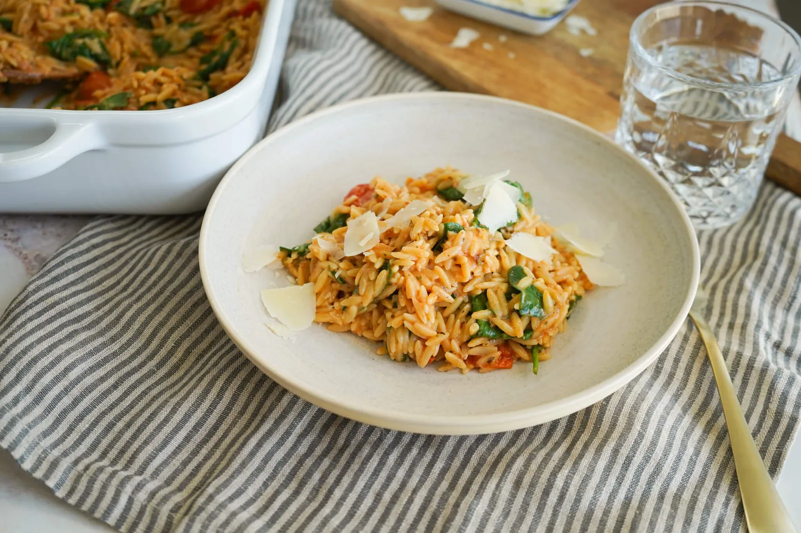 One pan pasta – orzo i ovn med tomat og ost