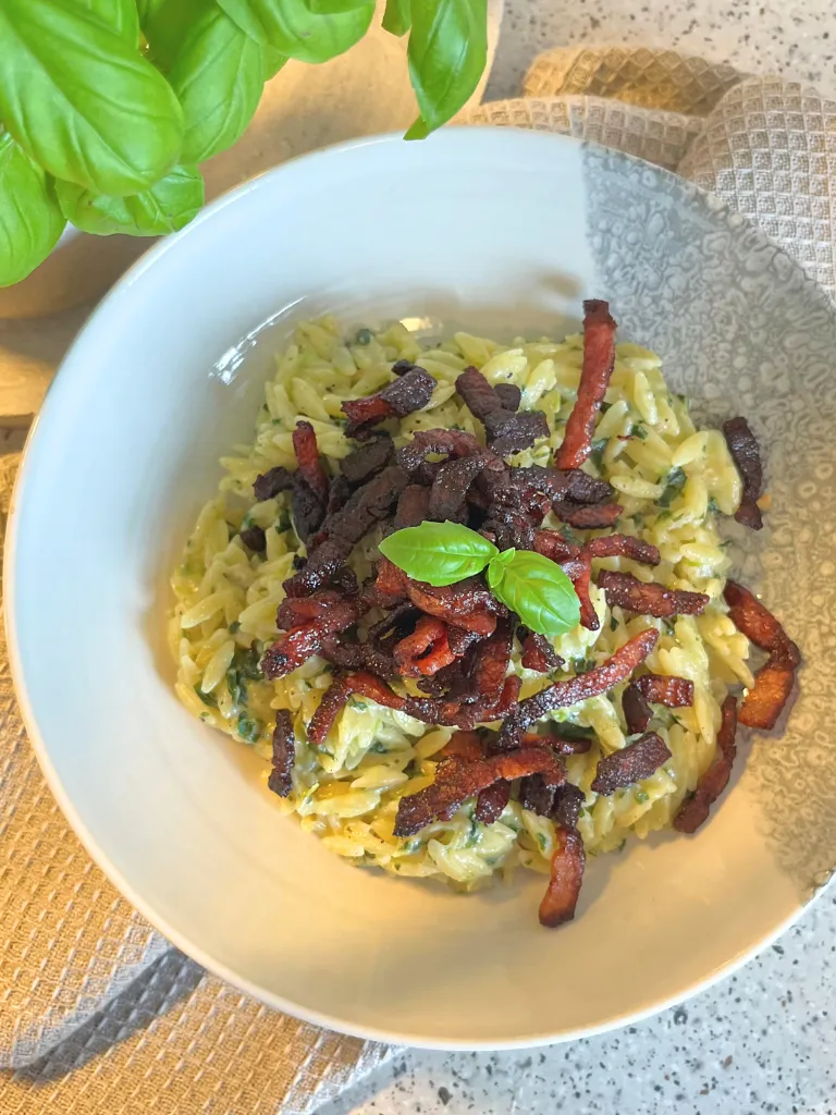 Orzo med spinat og bacon