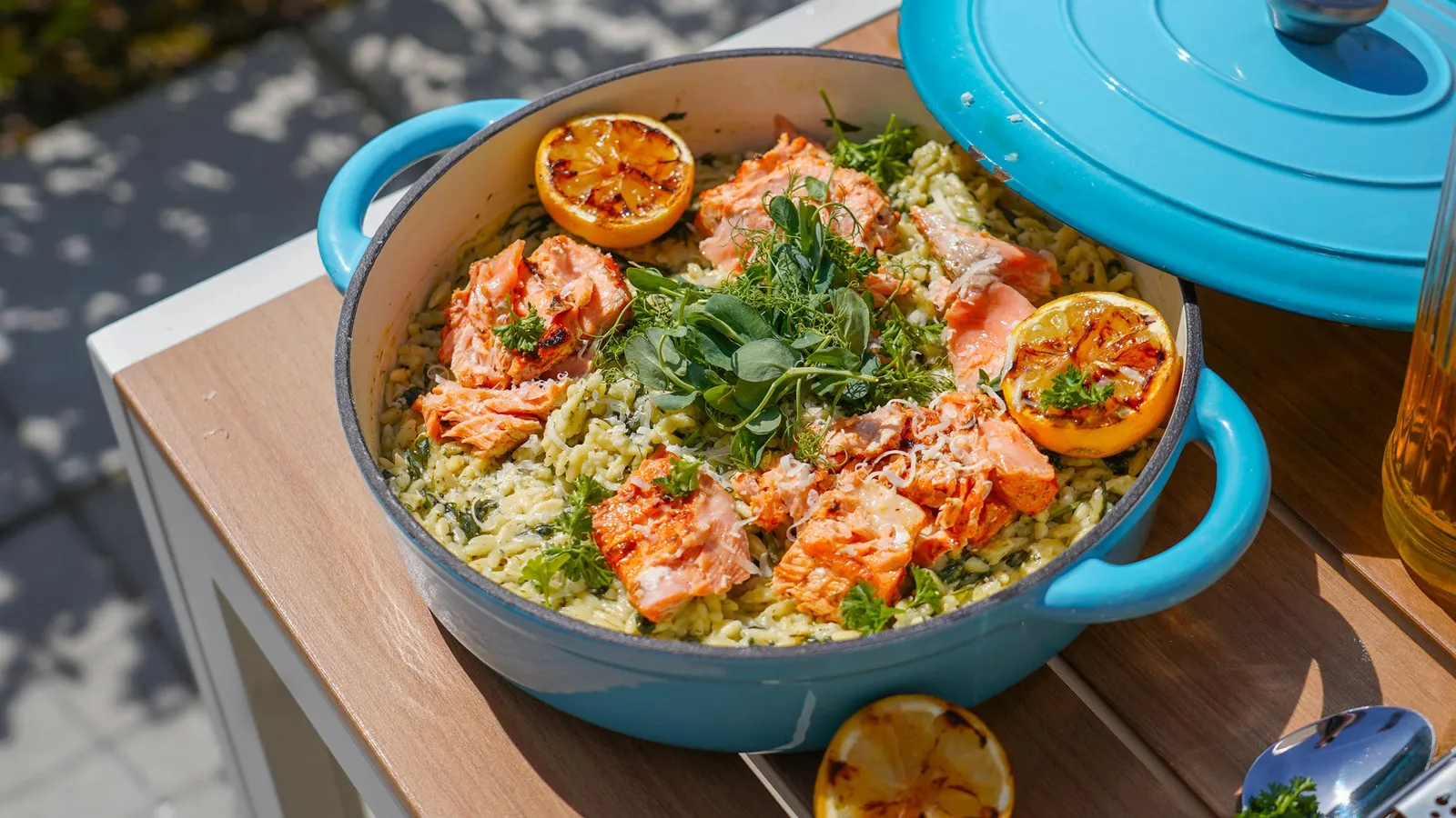Cremet orzo med spinat, dild, citron og grillet laks