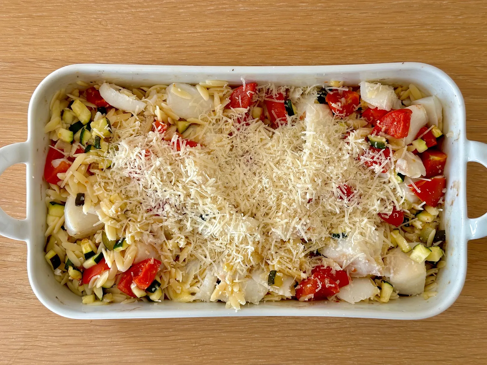 Lange i orzo pasta med friske tomater og squash