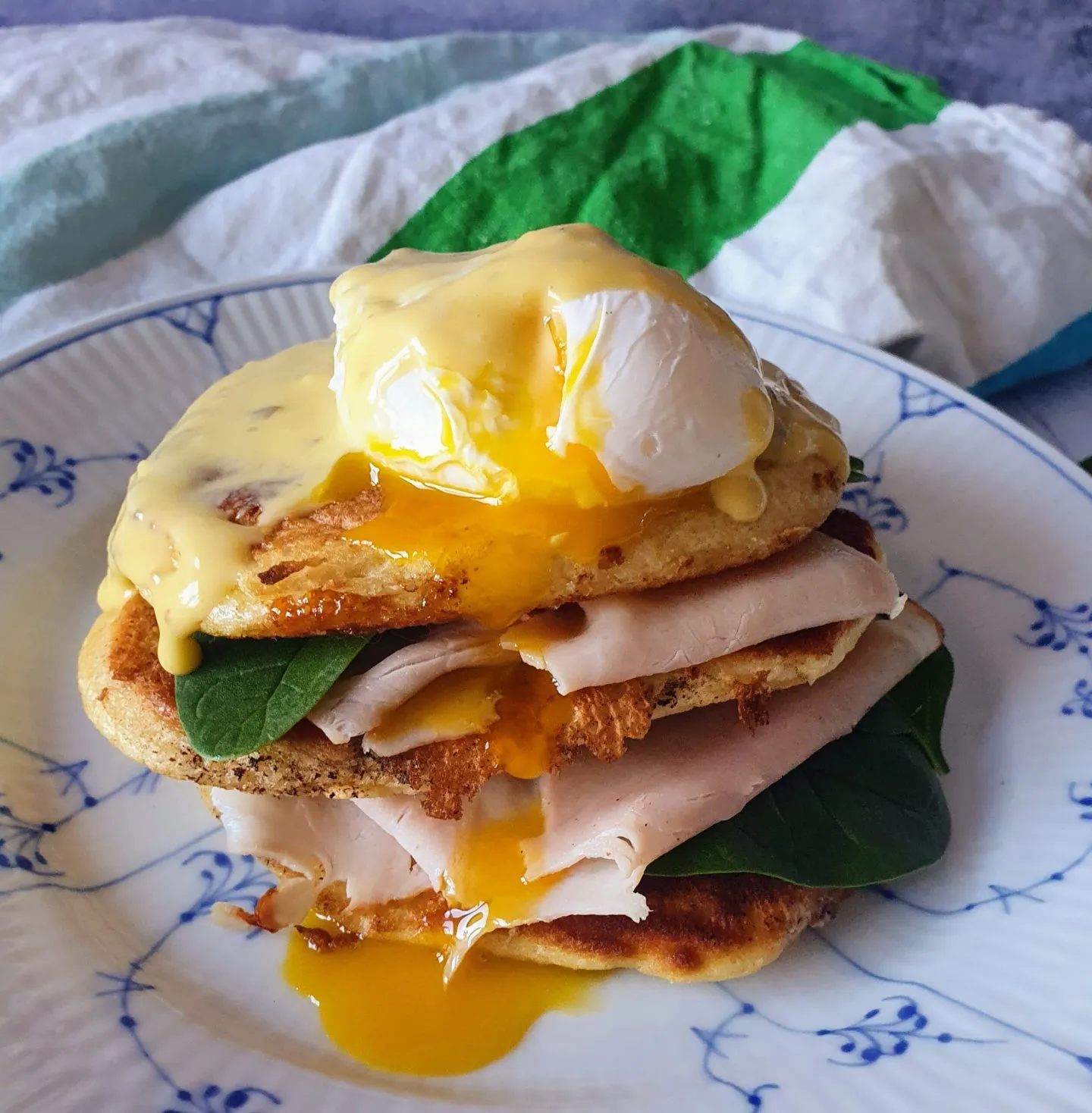 Pocheret æg med trøffel hollandaise og amerikanske pandekager