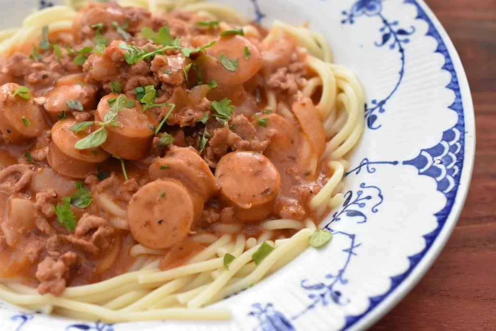 Pasta med hakket svinekød, pølser og tomat