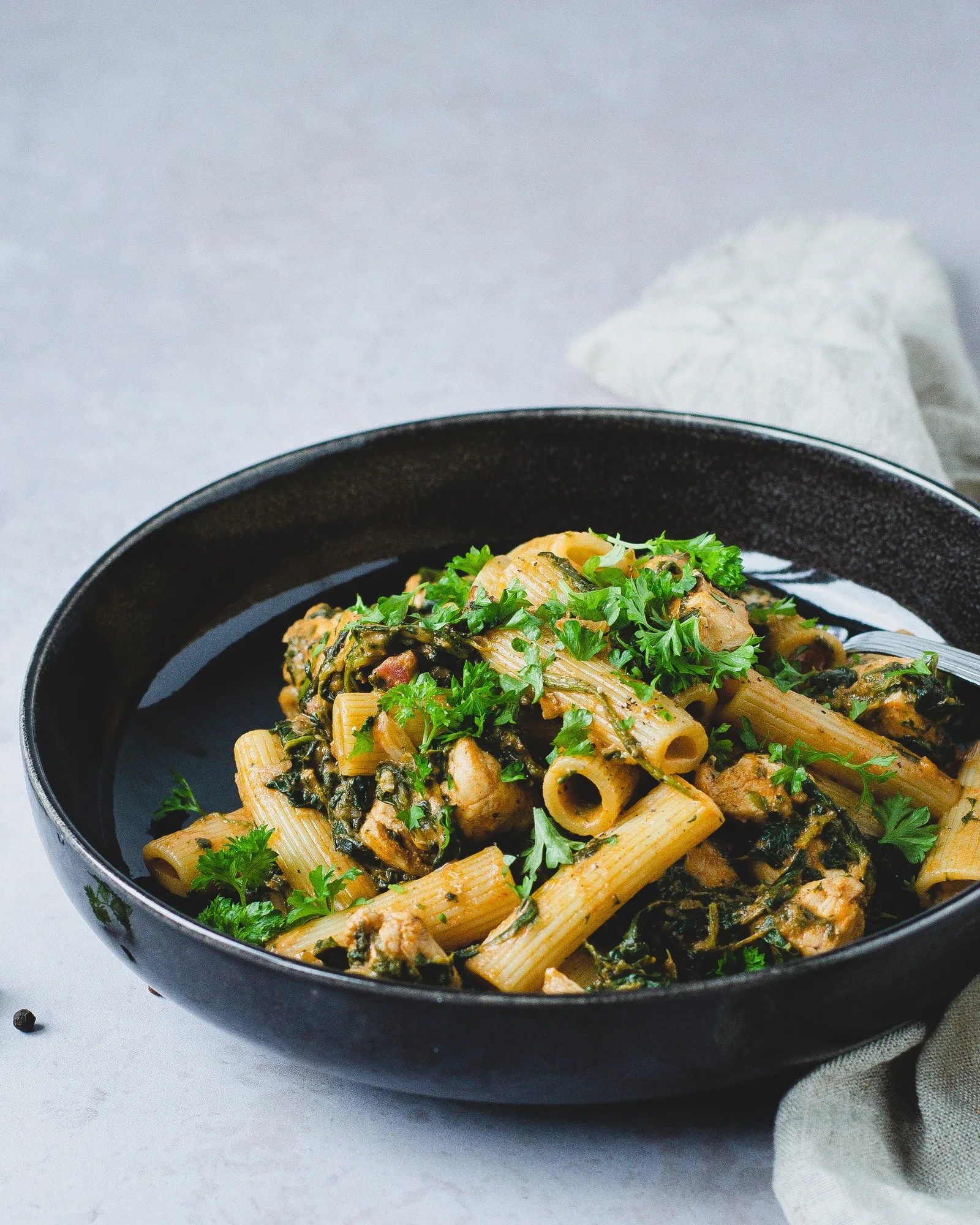 Pasta med spinat og kylling