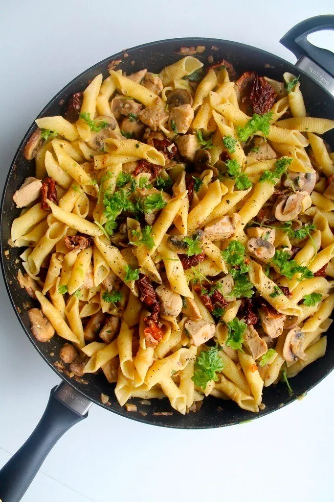 Pasta med kylling, svampe og soltørrede tomater