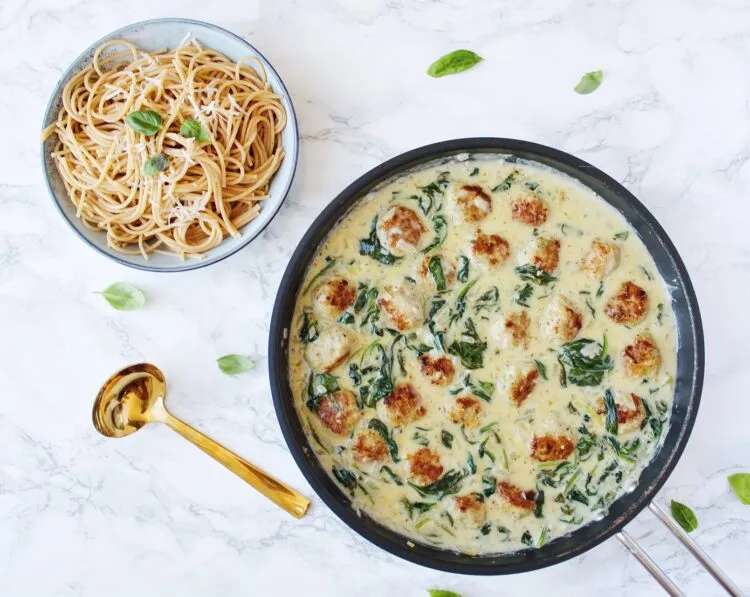Spaghetti med kyllingekødboller i cremet spinatsauce