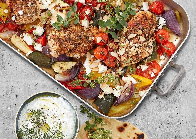 Ovnbagt kylling med grøntsager, tzatziki og fladbrød